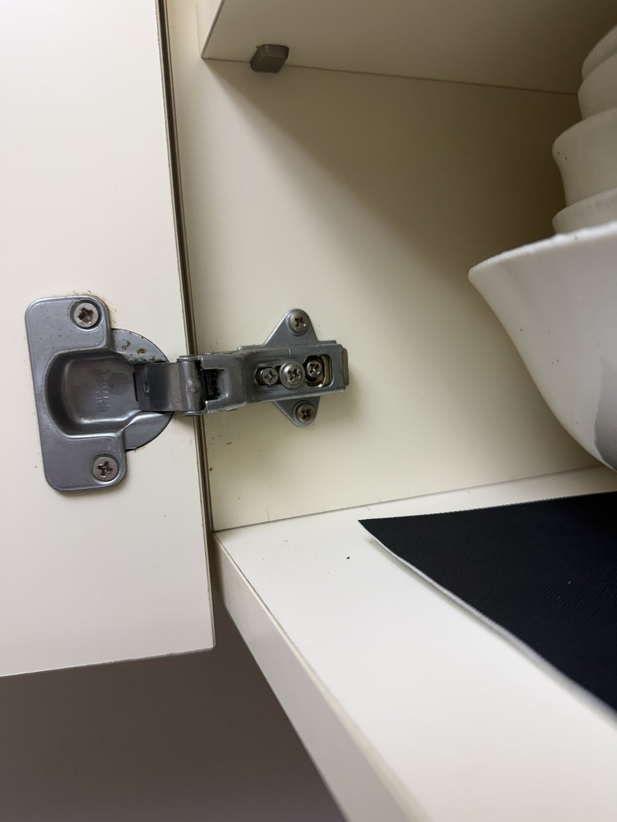 収納扉にリメイクシートを貼るため、初めてスライド蝶番を外すことに。かなり古いタイプのものでどこのネジを外せば良いのか検索しても出てきません😭この２つの古い蝶番の外し方をご存知の方いますか😭😭