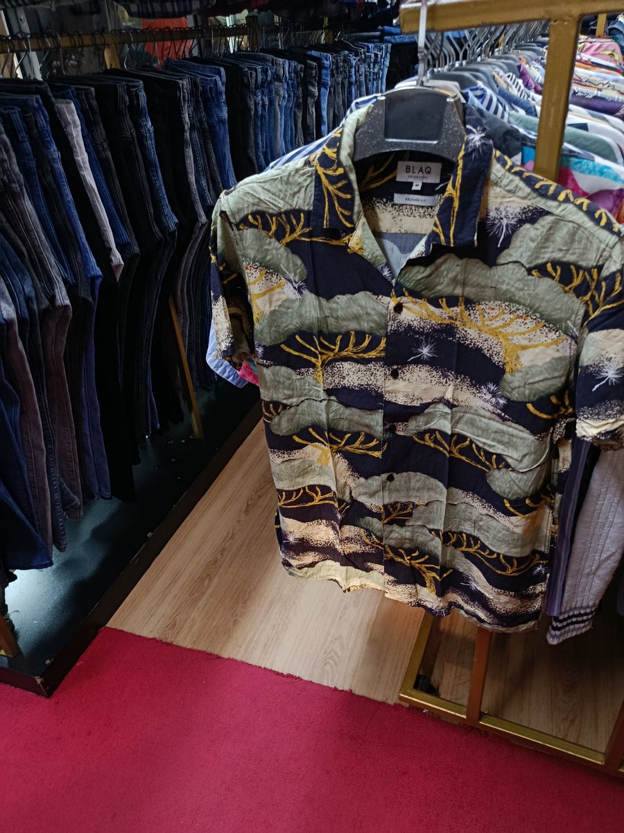 Kujeni tuwavalishe 
850 ksh floral shirts.
This is available size large.
👊