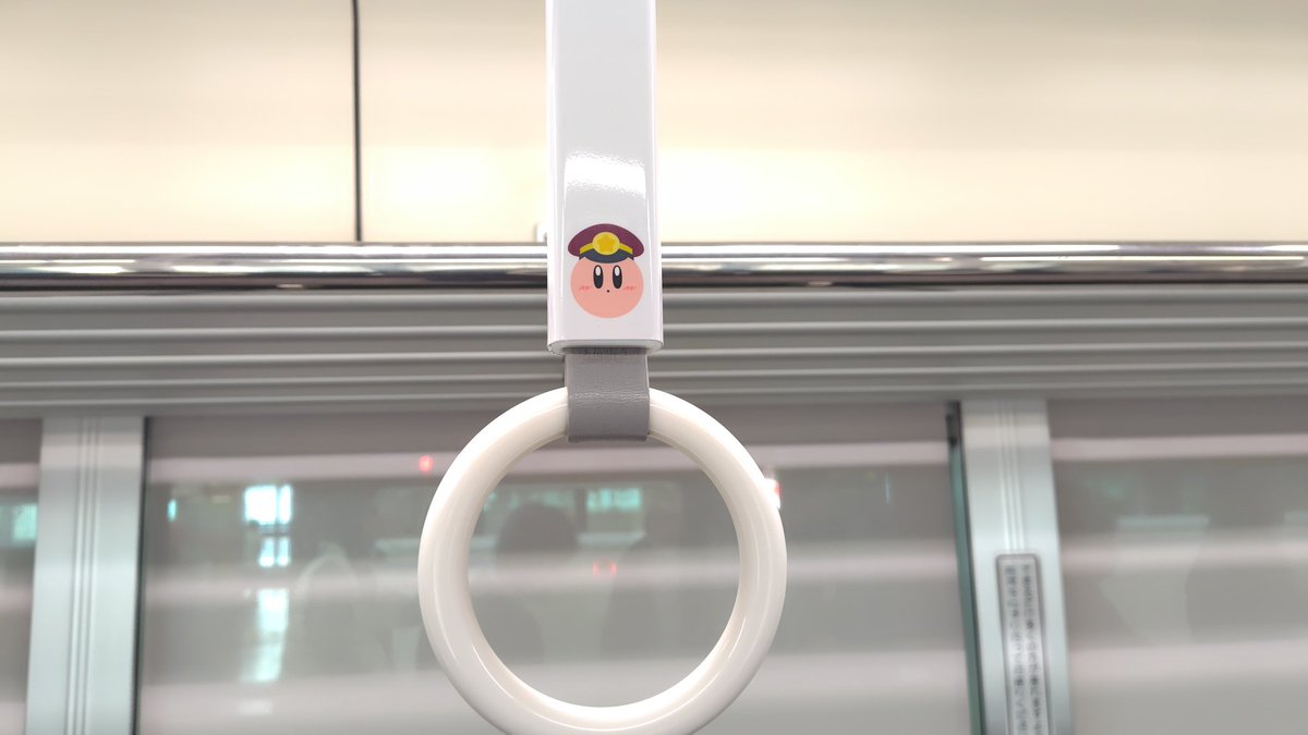 maina_sol's tweet photo. 阪急電車ラッピング車両のカービィ号乗れた〜！
なんと、つり革にもカービィ🥰😍可愛すぎまする♪ https://t.co/RVqWESkFXe
