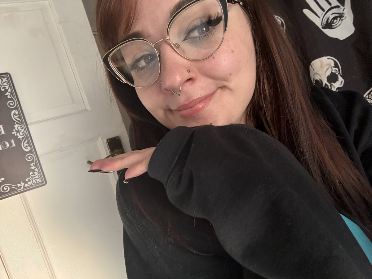 katwrightxx's tweet image. January vs December lol 

(I do still wear glasses I just cba)