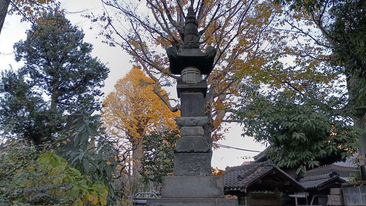 そんな本日の出会い。 寺の石塔なのに、台座3面は唐獅子だけど1面だけ