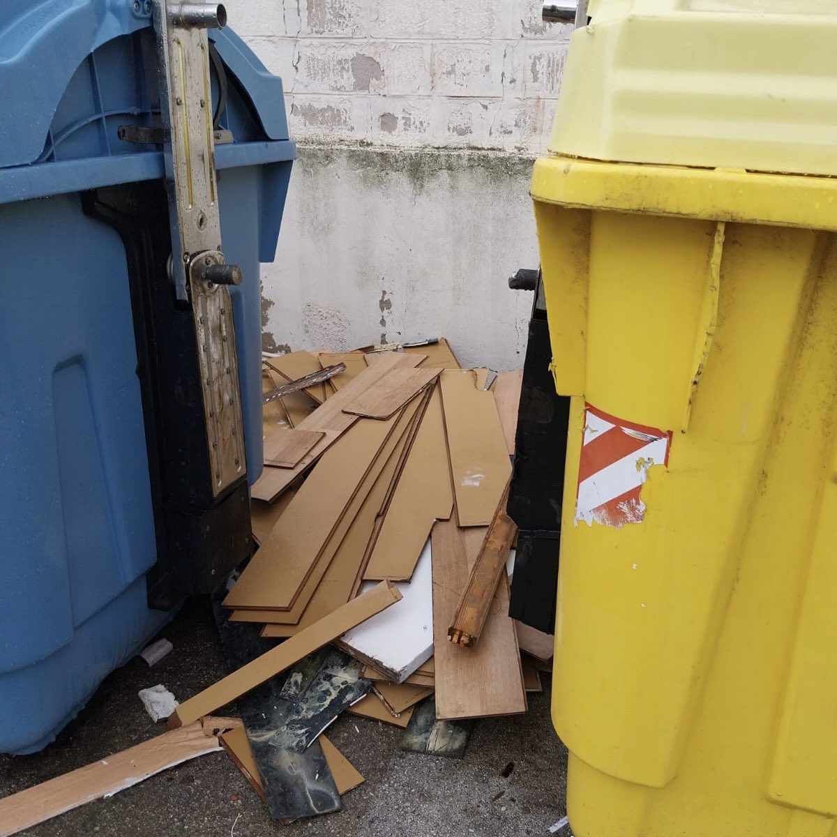 ♻️🚪Denuncian el abandono masivo de enseres desde hace meses en la calle Algodonales, en contra de la Ordenanza Municipal de Limpieza Viaria y sin que hasta la fecha se haya procedido a su recogida <a href="/Cadiz_es/">Ayuntamiento de Cádiz</a> <a href="/LimpiamosCadiz/">Limpiamos Cádiz</a> <a href="/ValorizaSM/">Valoriza</a>