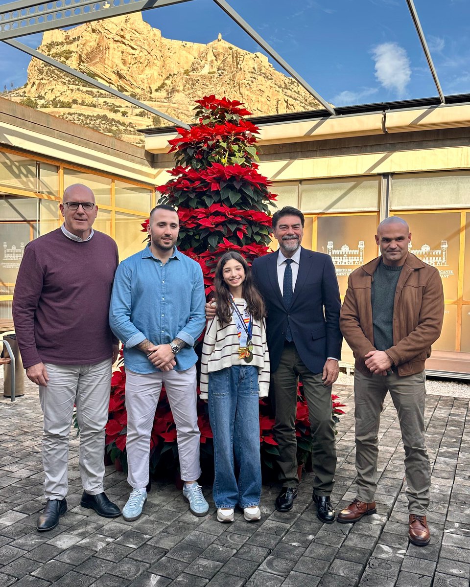 🥋 El alcalde Luis Barcala y el concejal Manuel Villar han recibido hoy en el Ayuntamiento a Gracia Cifuentes, Campeona de Europa de Taekwondo Kids, para felicitarla por su logro y su talento.

Un orgullo para Alicante y un ejemplo para nuestros jóvenes. 💙