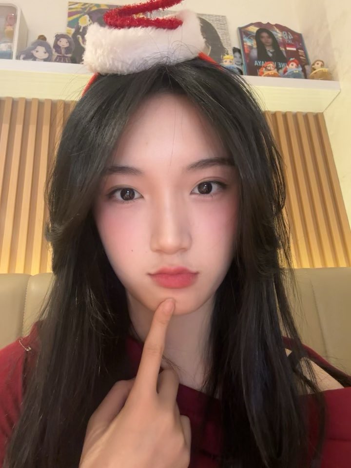 Delynn_JKT48's tweet photo. Terimakasih banyak untuk vc terakhir tahun inii!! 💗🙇🏻‍♀️ semoga tahun depan kita bisa bertemu lagii yaa 🫶🏻 https://t.co/x61lCzb8P5