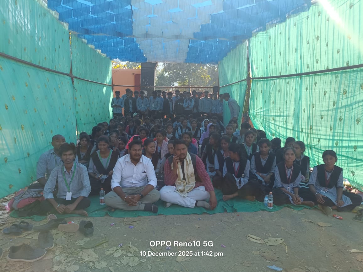 abvpodisha's tweet photo. ଏବିଭିପି ତରଫରୁ ରମାନୁଗଡା ଉଚ୍ଚ ମାଧ୍ୟମିକ ବିଦ୍ୟାଳୟ, ରାୟଗଡ଼ାରେ ଅନିୟମିତତା ଭାବରେ ଆଡ଼ମିଶନ, ପରୀକ୍ଷା ଦେୟ ବୃଦ୍ଧି, ଛାତ୍ରଛାତ୍ରୀ ମାନଙ୍କୁ ଧମକପୂର୍ଣ୍ଣ ବାର୍ତ୍ତା ଓ ବାରମ୍ବାର ଅପମାନିତ କରିବା ସମସ୍ୟାକୁ ନେଇ ଆନ୍ଦୋଳନ ହେବା ସହ ଦାବିପତ୍ର ପ୍ରଦାନ କରାଯାଇଛି।
#ABVPForStudents
#ABVPOdisha https://t.co/QUuESRJdE7