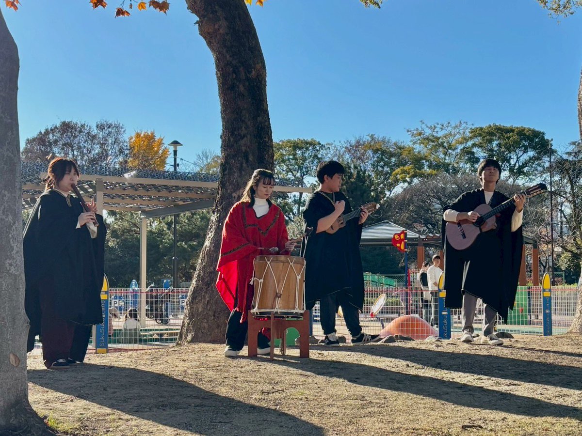 定期演奏会まであと『10日』‼️

先日、名城公園にて街頭演奏を行いました
昼下がりの公園でたくさんのお子様や親御さまから温かい拍手をいただきました！

今年の定期演奏会は12/20(土)です
予約フォームは引用ツイートのツリーにございます
まだまだお席ございますので、是非いらっしゃってください！