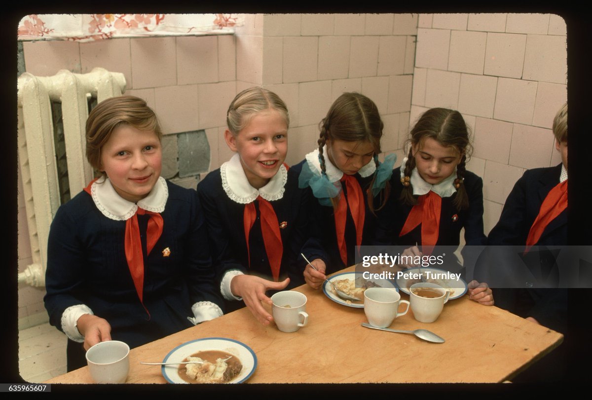 La idea del uniforme viene de que no todos los niños pueden tener ropa diferente para cada dia y de las mejores marcas. El uniforme es un igualador social.

Sorprendentemente, la izquierda acá nunca lo entendió, en otras partes como el bloque soviético si lo tenían claro.