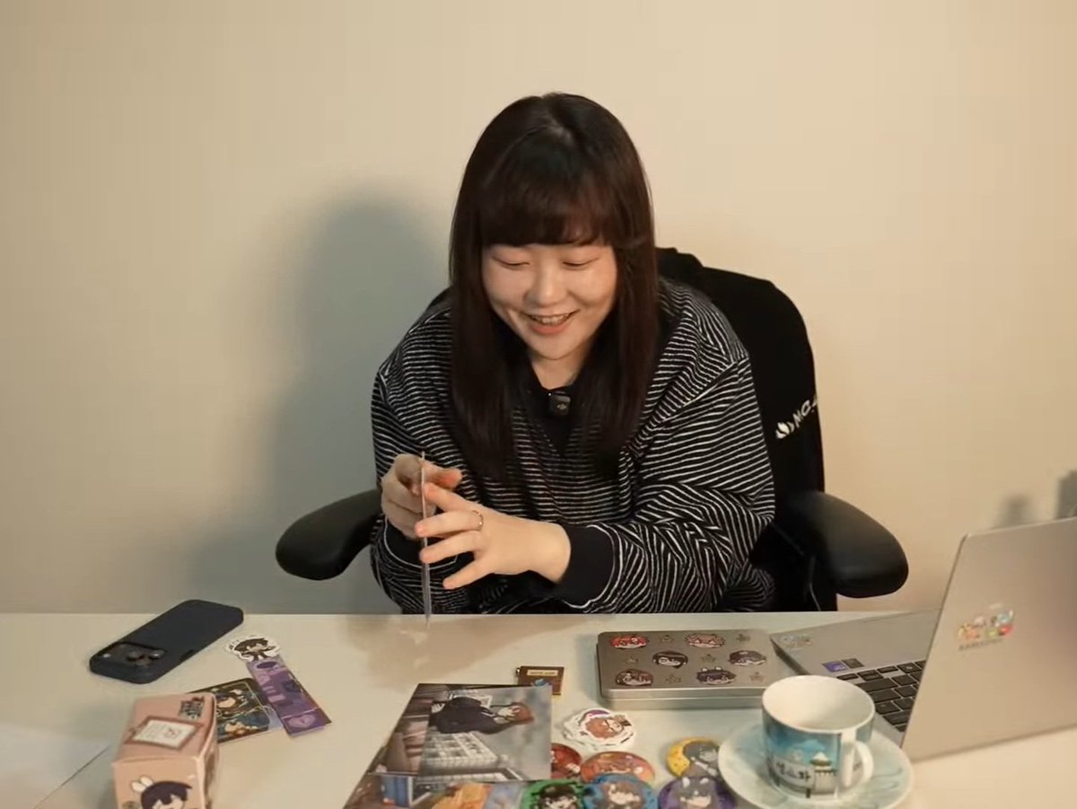 uni_7701's tweet photo. 엽서 잘 보여주다가 '그'엽서가 나오자 황급히 숨기는 뜰언니 ㅋㅋㅋㅋㅋ https://t.co/4zPQHjGlRp