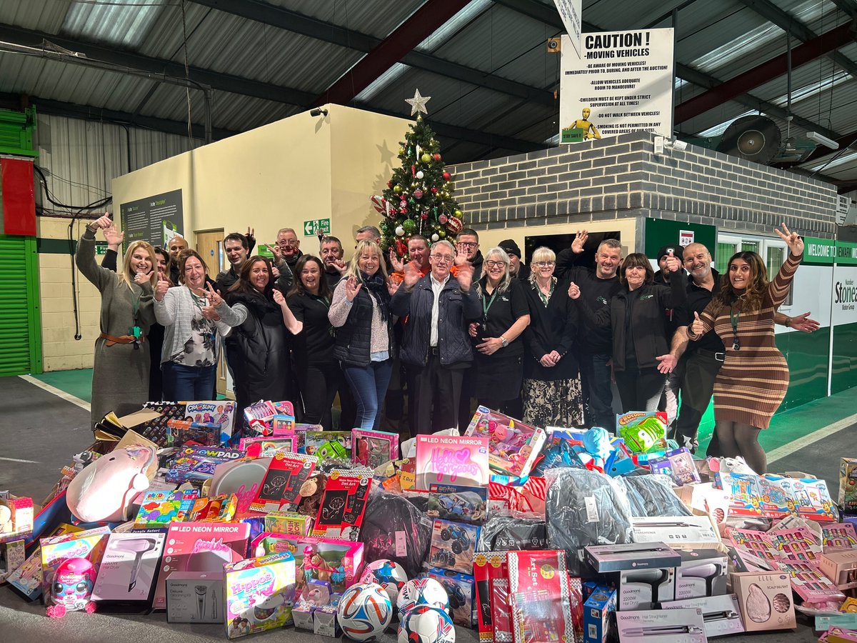 Teamwork makes the dream work! 🎁 

Stoneacre's sister company, Newark Motor Auctions, delivered their Cash for Kids donations today! 👏 

So proud of the team for helping make Christmas magical for local children 💙

#CashForKids #StoneacreMotors #NewarkMotorAuctions