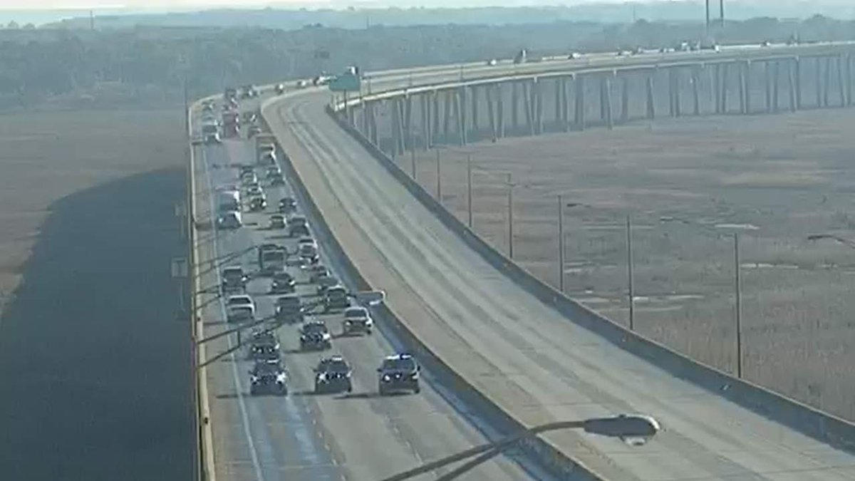 FIRST ALERT UPDATE: Don Holt Bridge reopens in both directions  Latest: live5news.com/2025/12/10/fir… #chsnews #chstrfc