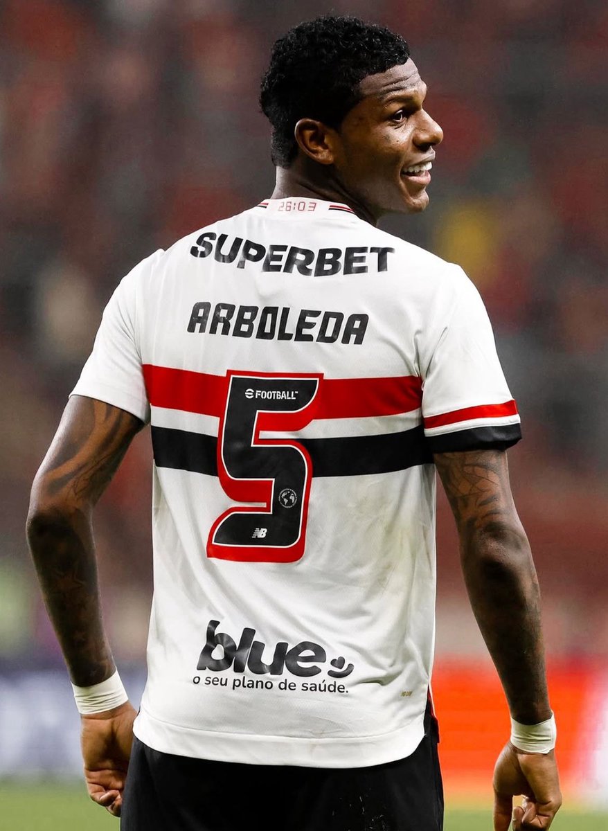 Buscando um zagueiro experiente no mercado, o Athletico-PR realizou uma consulta de valores por Arboleda, do São Paulo. Inicialmente, o Tricolor Paulista conta com o zagueiro equatoriano em seu planejamento para 2025.