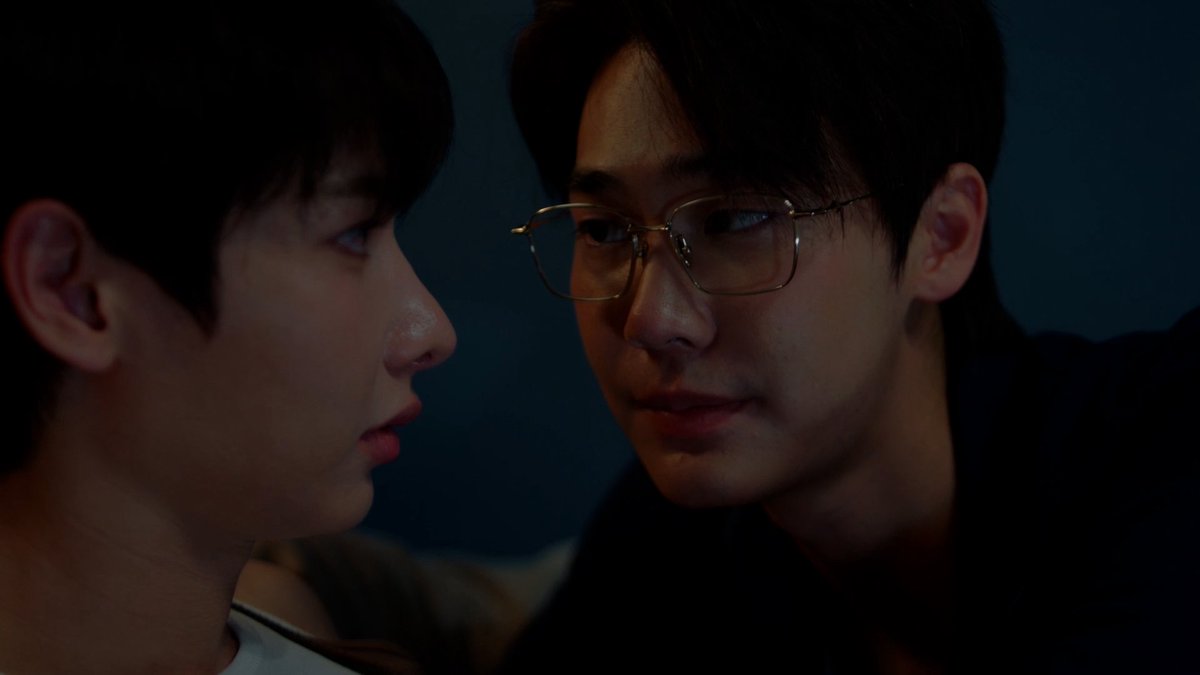 GMMTV's tweet photo. #BurnoutSyndromeSeriesEP3 จบแล้ว เรื่องราวความสัมพันธ์ของทั้งสามคนกำลังจะไปในทิศทางไหนและจะเป็นอย่างไรต่อไป ในวันพุธหน้าอย่าลืมมาติดตามตอนต่อไปกันน้า ❤️🔥

@off_tumcial @AtthaphanP @dew_jsu https://t.co/3vd5MDvUUE