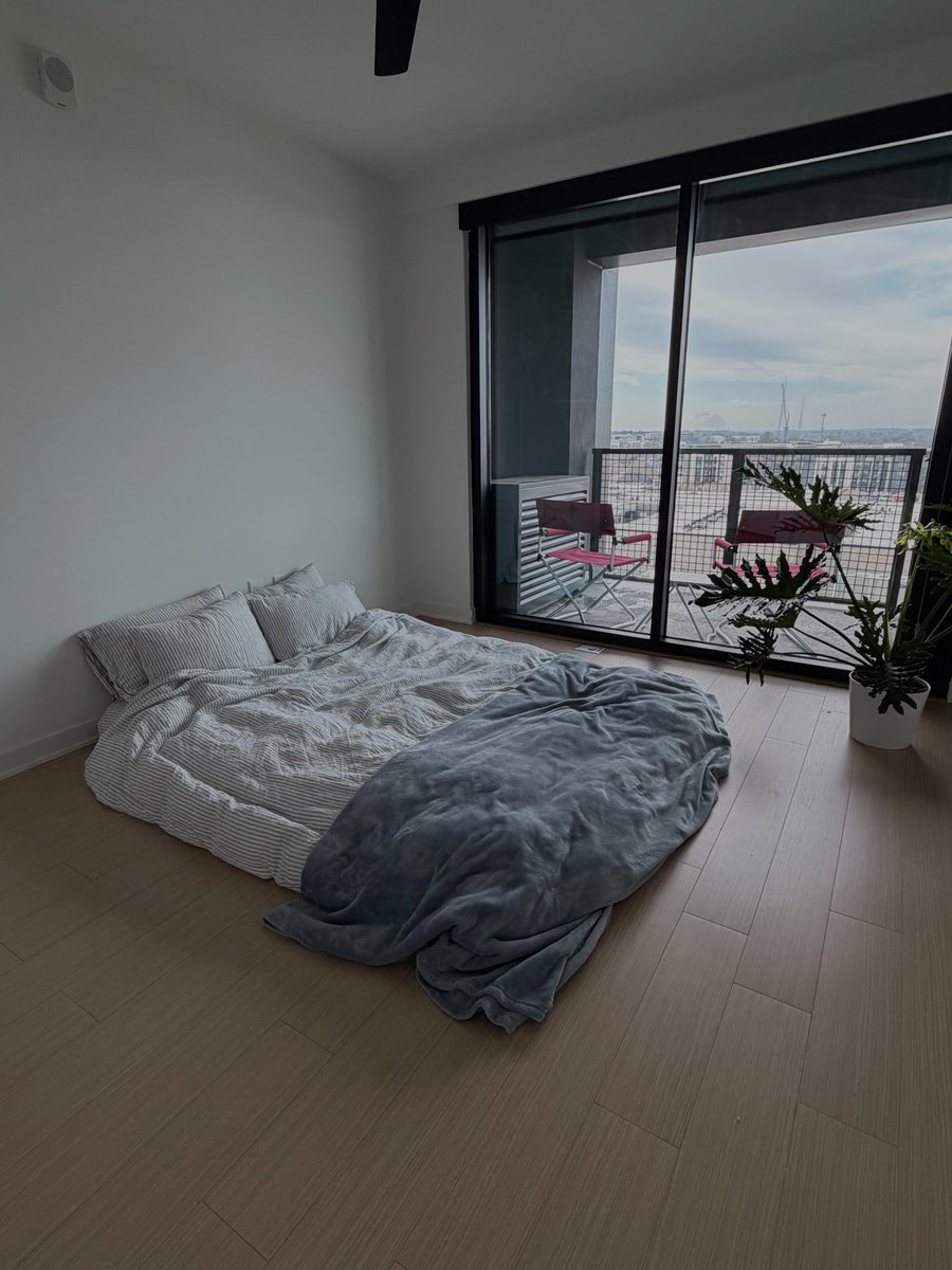 dantefofante's tweet image. tell me why i should waste my money on some shitty ikea bed frame because society says it should be elevated? 

put your money towards a high quality organic cotton mattress and natural fiber bedding. stop sleeping on a  mattress thats too soft and made of tinfoil and plastic.…