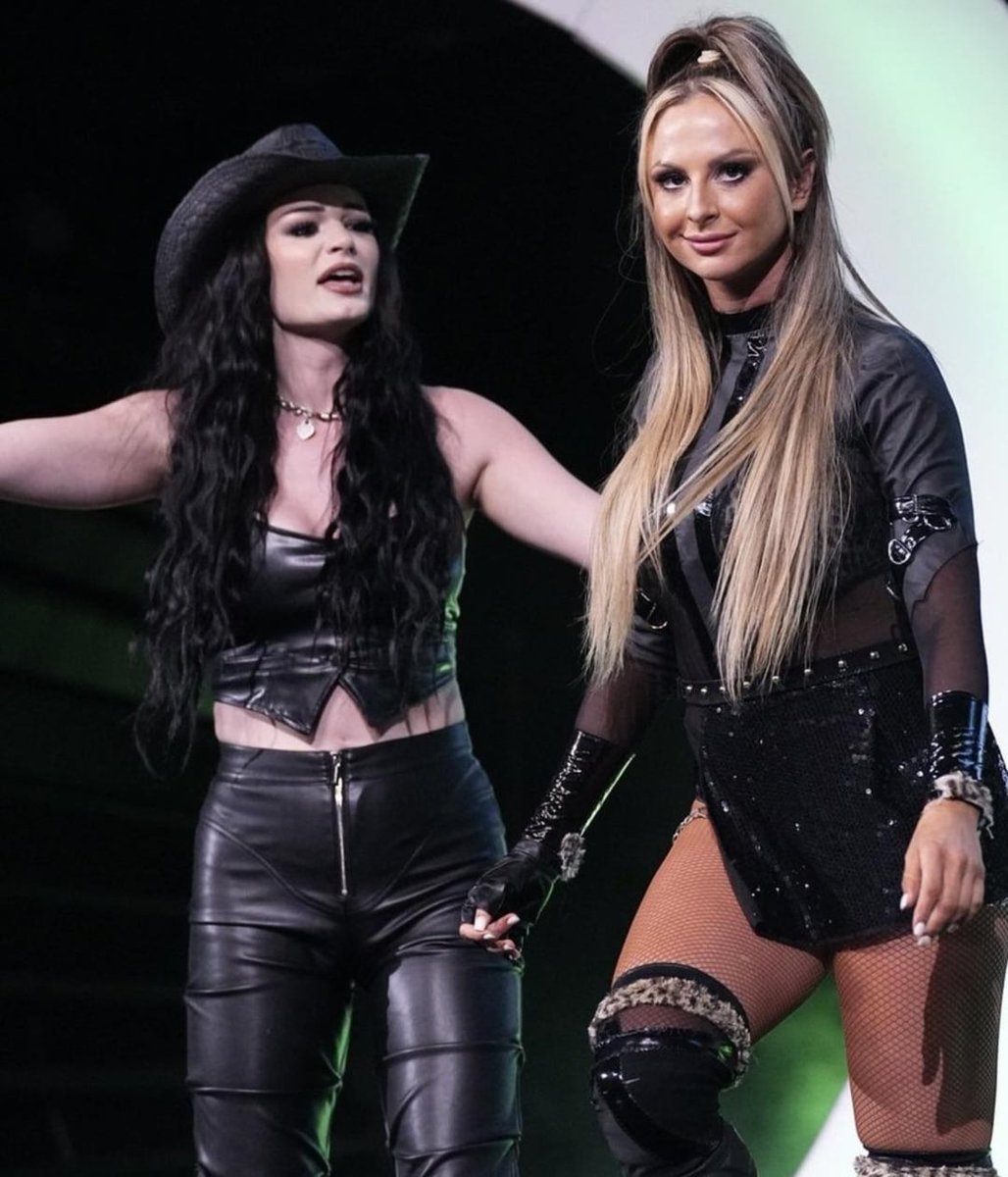 KiraKnight80's tweet photo. Happy #AEWDynamite Day 💚
#TheOutcasts https://t.co/EqFCQafFir