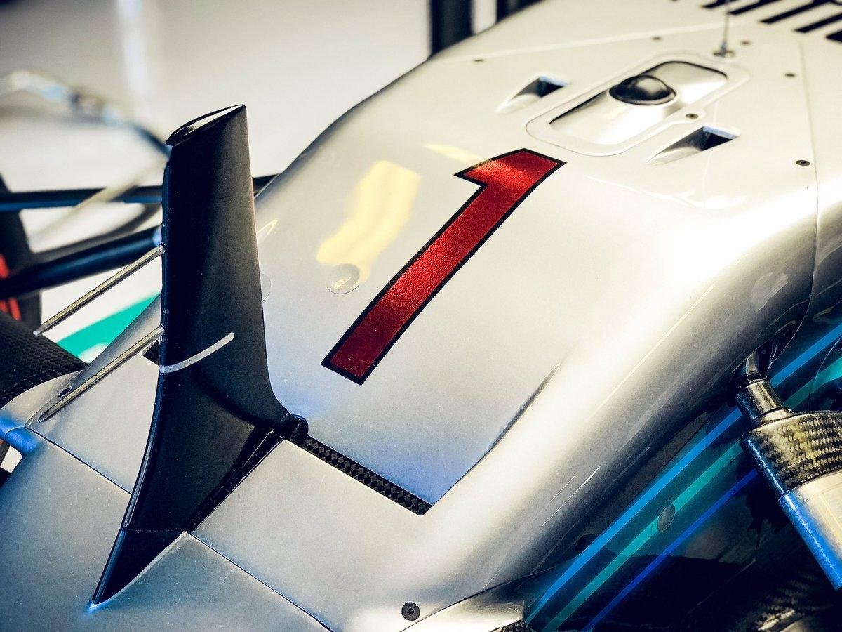 “El 44 es mi número especial. Se está convirtiendo en parte de sus vidas (mecanicos), lo cual es genial porque me pasó exactamente lo mismo. Simplemente fue para una sesión, no significa nada”

Lewis Hamilton luego de llevar el 1 en la 1er FP de Abu Dhabi 2018  🇦🇪