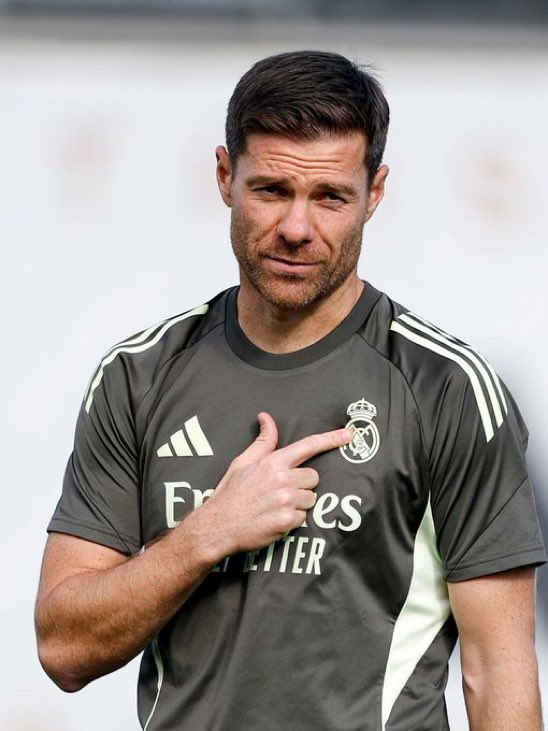 hereweroarfut's tweet photo. Liverpool acecha a Xabi Alonso

Si el Madrid sigue en picada, su despido entra en el escenario según Caught Offside.
En Anfield, en plena crisis con Slot, valoran lanzarse a por él para el banquillo.

Xabi Alonso no se quedaría mucho tiempo desempleado. https://t.co/yjNi7tCKBv
