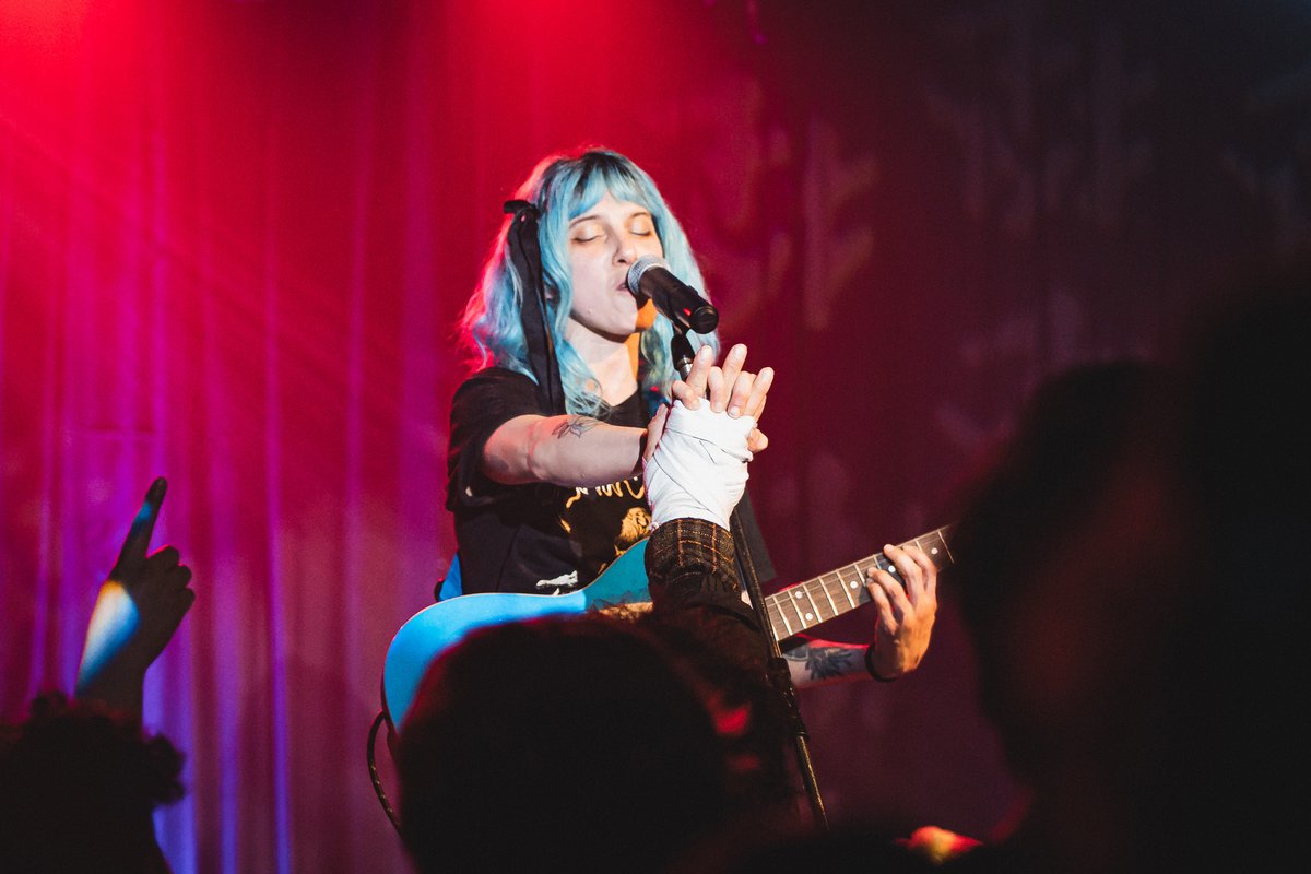 en mi mano tu mano, y el sueño intacto de acompañarnos todo lo q podamos open.spotify.com/intl-es/track/…