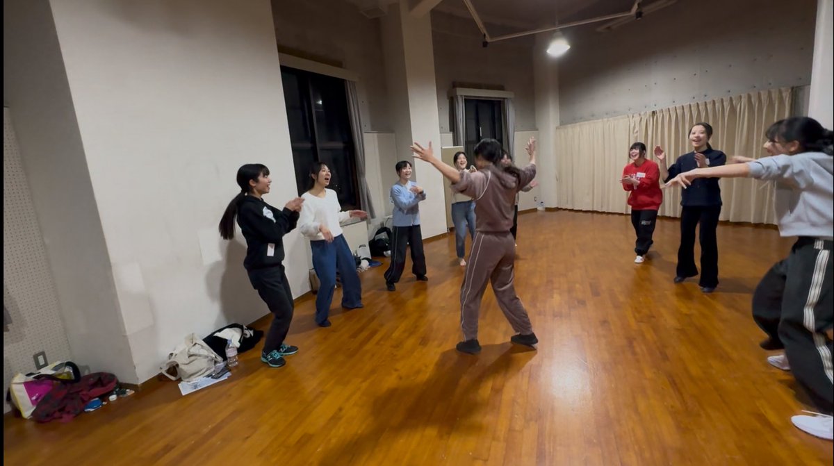 maco_og's tweet photo. ここしばらく
この物語の世界観について
みんなで話して考えて演ってみて
を繰り返してます
今日のエチュードではみんなが
仲間の話を聞いて
アイデアに乗っかって
脱線させて広げて戻って、と
ほんとに生々しくエネルギーに満ちていた
みんないつの間にこんなに素敵になったの⁉︎
#NPTT
#式の解放 https://t.co/TvU7z4Idsa