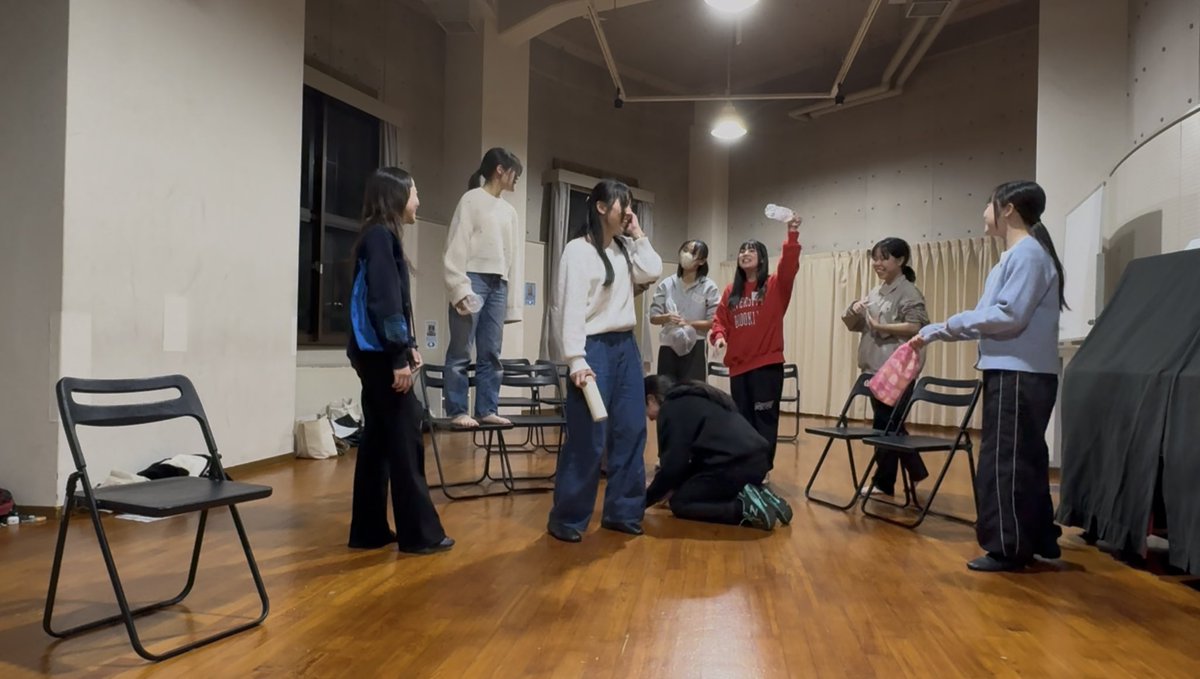 maco_og's tweet photo. ここしばらく
この物語の世界観について
みんなで話して考えて演ってみて
を繰り返してます
今日のエチュードではみんなが
仲間の話を聞いて
アイデアに乗っかって
脱線させて広げて戻って、と
ほんとに生々しくエネルギーに満ちていた
みんないつの間にこんなに素敵になったの⁉︎
#NPTT
#式の解放 https://t.co/TvU7z4Idsa