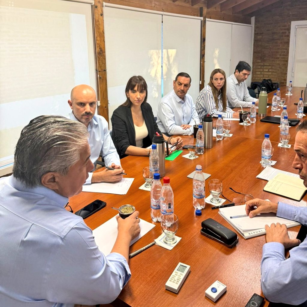 Rolo_Figueroa's tweet photo. MODELO NEUQUINO

Tuvimos la primera reunión del nuevo gabinete para planificar el trabajo del próximo año, con un rumbo claro y un modelo de gobierno que vamos a seguir fortaleciendo.

Queremos profundizar los cambios que impulsamos desde el inicio de la gestión, con un Estado ordenado, moderno y siempre cerca de la gente.