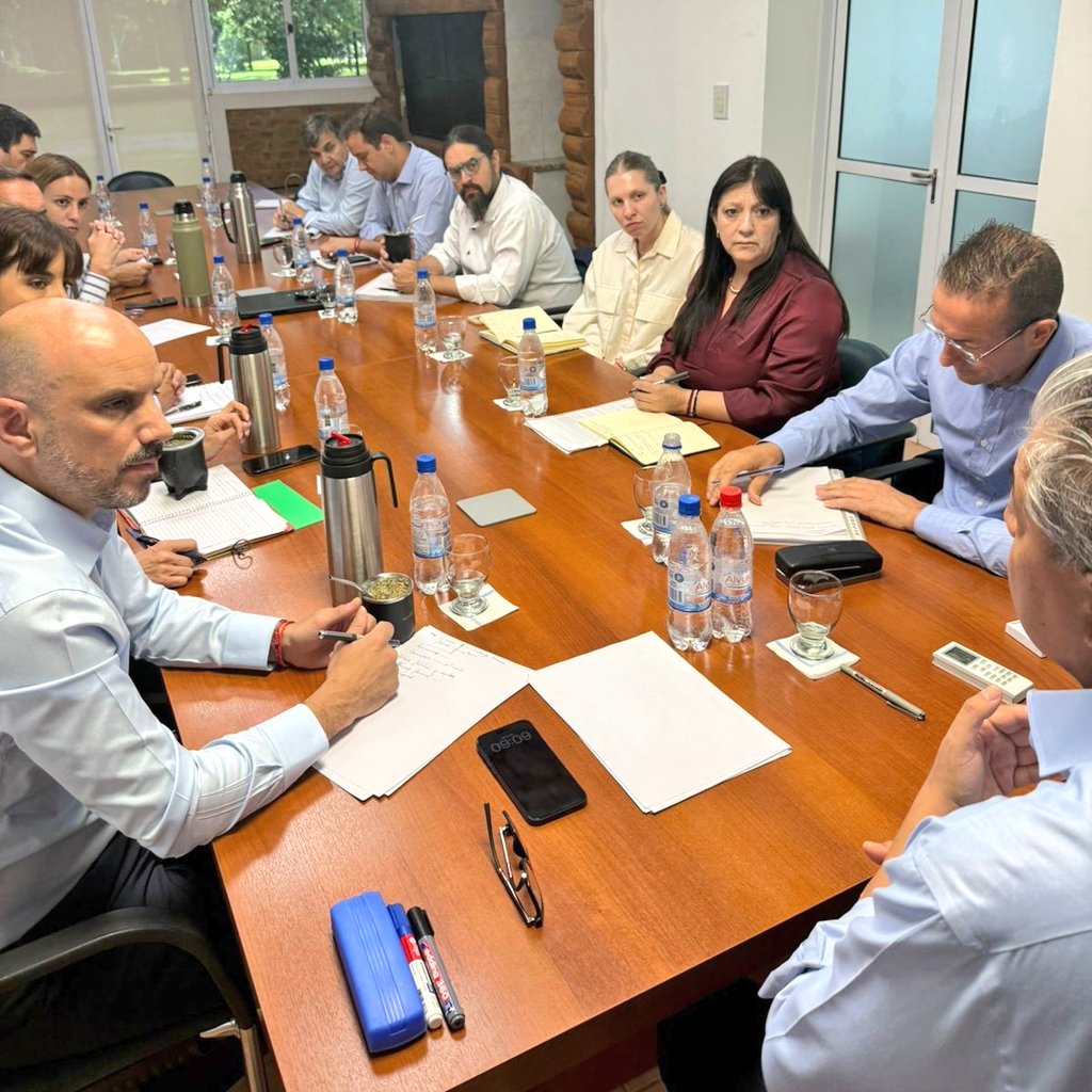 MODELO NEUQUINO

Tuvimos la primera reunión del nuevo gabinete para planificar el trabajo del próximo año, con un rumbo claro y un modelo de gobierno que vamos a seguir fortaleciendo.

Queremos profundizar los cambios que impulsamos desde el inicio de la gestión, con un Estado