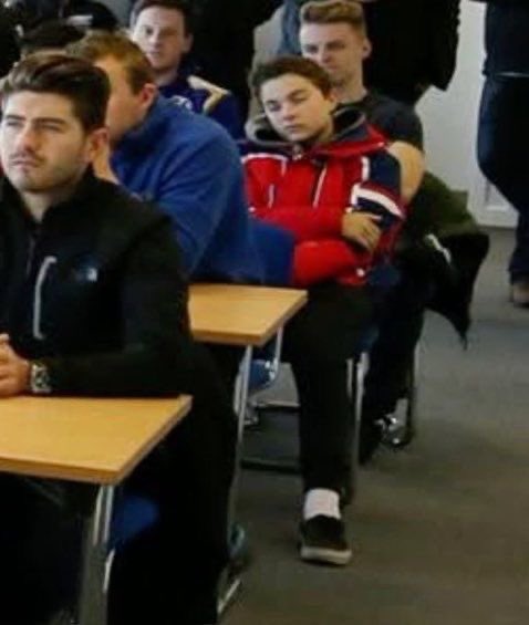 kılık kıyafete bak aga hogwarts mezunu musun okul fotosu dediğin maks şu şekil olacak