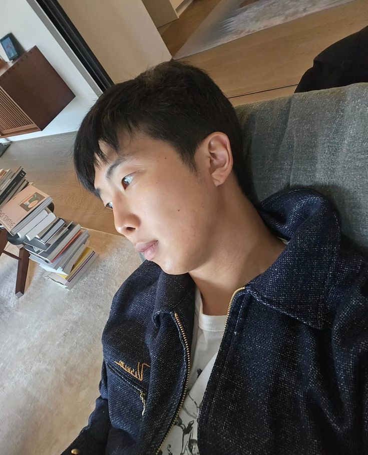 kontrasona's tweet photo. "Sok sokan mau bikin franchise pecel lele...abisin dulu itu burger di tangan kamu Dek. Gara-gara kamu lagi Daddy jadi mesen makanan terus dijam segini." Juna hanya menghela napas mendengar ucapan anak bontotnya dengan ide-ide luar biasanya sejak sejam yang lalu. https://t.co/zkkZFacIwN