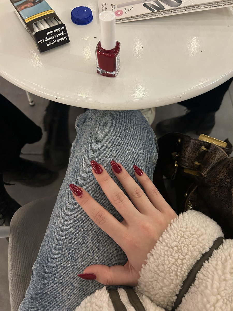 Kırmızı oje sonrası elimize aşkla bakarız biz buyuz