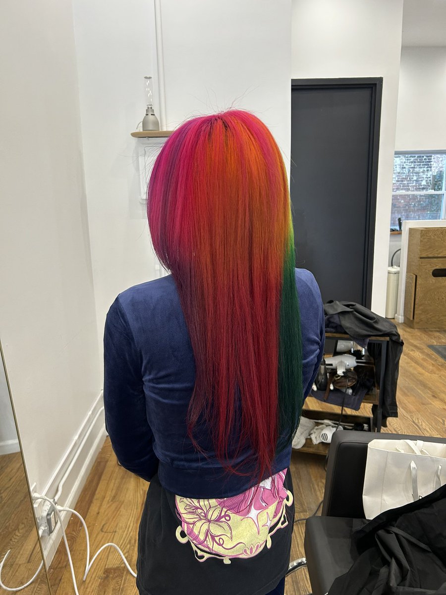 uandksalon's tweet photo. She has eight different hair colors! 🌈
So bold, so unique — just like her.
Hair color isn’t just about style — it’s about confidence and being yourself.
✨ Be you. Be colorful.

#brooklynhairsalon #haircolor #rainbowhair #nychair #creativecolor #uandksalon https://t.co/C2ieRU7O4Q