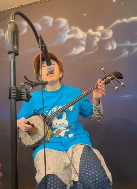 三線　発表会
無事終わりました。
バリバリの先生…
ステキな仲間達…
暖かいお客様…
楽しかったです🎵

でも…
なんか趣旨が違う…

私は(教養としての)芸事を
習う気は無いし、
流派とかに興味もない…
ただ三線の音色が好きで
楽しく弾きたいだけなんですよ‼️