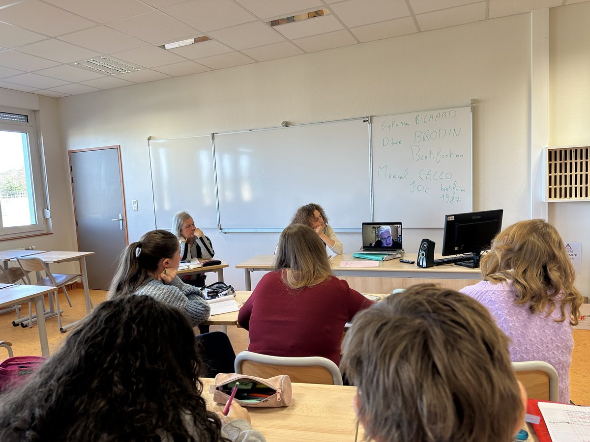 Projet « Mémoire vivante et photographie » rencontre des élèves de M. RONDEAU en TDNL HG avec Estelle LAGARDE photographe, Sylviane RICHARD, Didier BRODIN nièce et neveu d’André et Roger VALLÉE mortagnais morts en déportation qui seront béatifiés le 13/12/25 à Notre-Dame de Paris