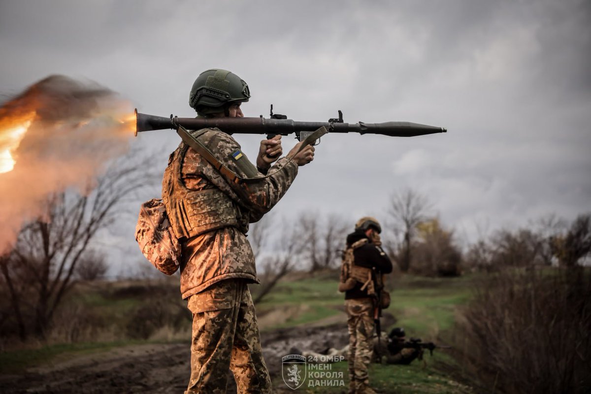DefenceU's tweet image. Training that looks like a movie scene — but for our defenders, it’s another day becoming stronger. 

📷: 24th Mechanized Brigade