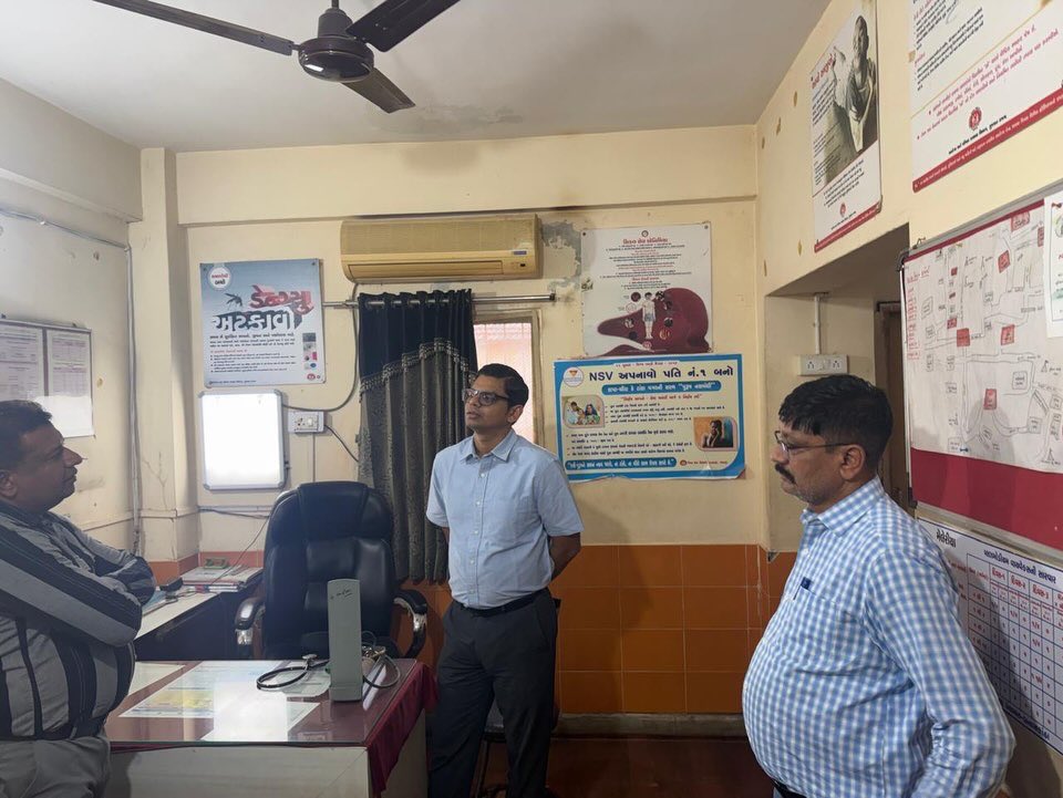 માન.કલેક્ટરશ્રી મિહિર પટેલ દ્વારા કાંકરેજ તાલુકાના કંબોઈ ગામે પ્રાથમિક આરોગ્ય કેન્દ્રની આકસ્મિક મુલાકાત લઇ કેન્દ્ર ખાતે ઉપલબ્ધ મેડીકલ સંસાધનો, દવાઓનો પુરવઠો વગેરેની માહિતી મેળવી લોકોને પ્રાથમિક સારવાર સમયસર અને અચુક મળી રહે તેની તકેદારી રાખવા સૂચના આપી.