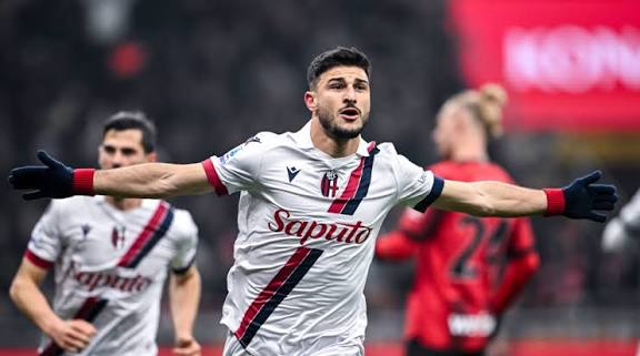 KanaryaNews2's tweet photo. Riccardo Orsolini için Bologna’nın beklentisi 15–20 milyon € bandında. İtalyan oyuncunun mevcut net maaşı 3 milyon € olsa da Fenerbahçe’den yaklaşık 5 milyon € talep ediyor https://t.co/AM1A976GPO