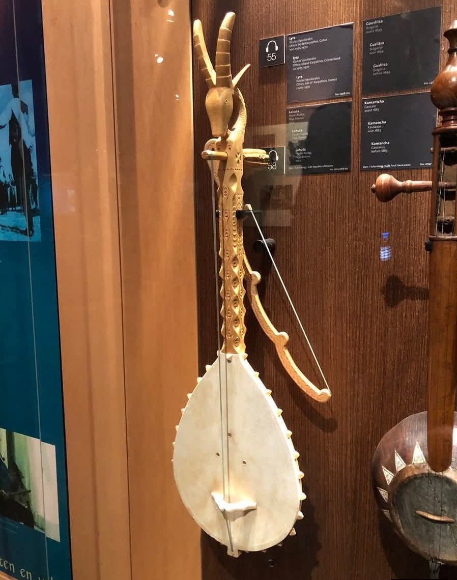 Lahuta merr fuqi nga briret e perkrenares se Burrit, gje qe na kujton se pavaresisht jehones se tingullit mistik ku pasqyrohet lufta shume-shekullore kunder armiqve, lahutari mbetet i vendosur ne kengen e tij. 

Urime lahuta ne UNESCO.