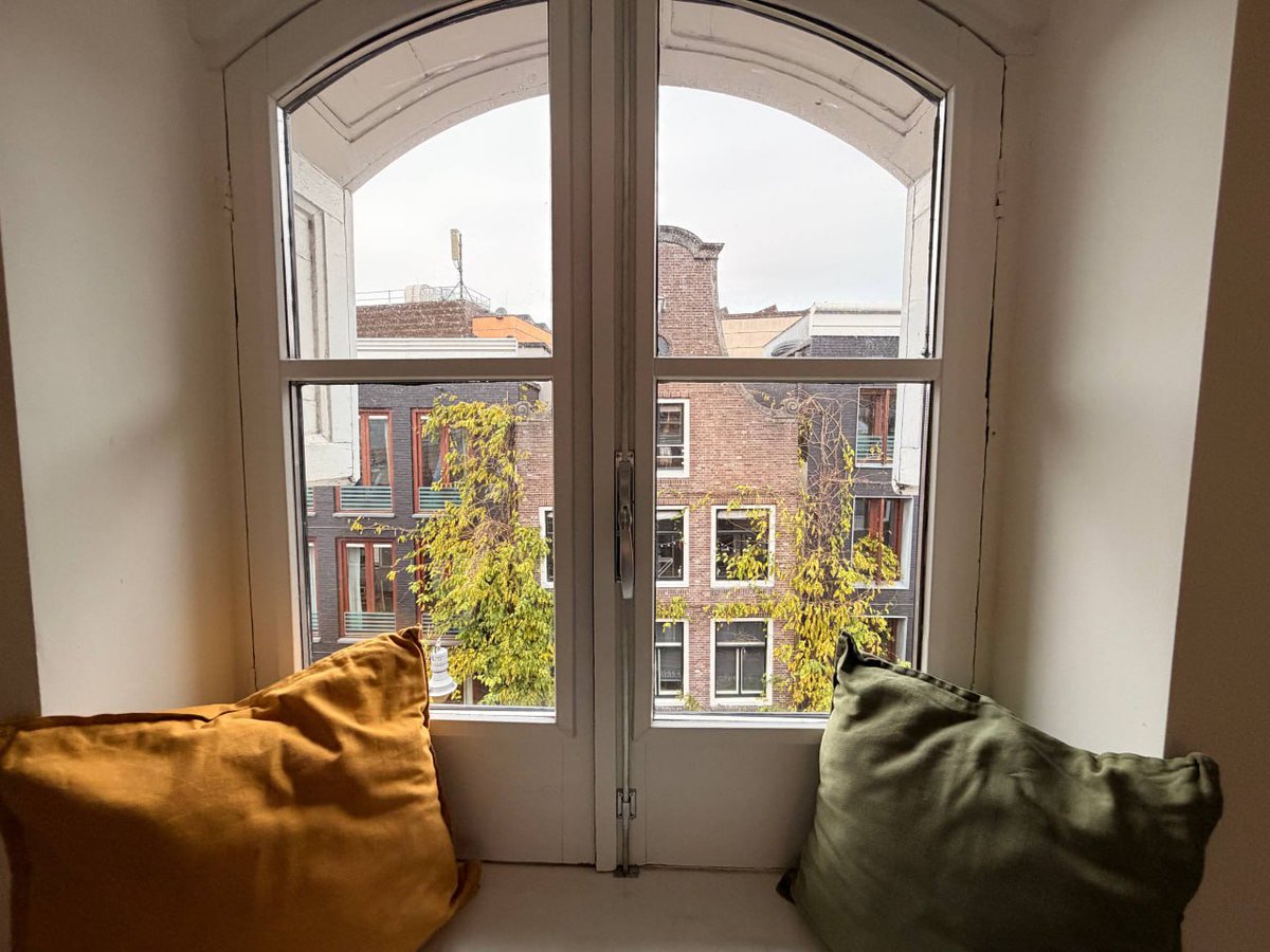 дубль два, репостните ещё раз пожалуйста!

если вы хотите пожить в Амстердаме в период с 16 декабря до середины января (даты обсуждаются), мой друг сдаёт двухэтажную красивую квартиру в самом центре (Rembrandtplein)

2 спальни, абсолютно всё для комфортной жизни, очень чисто и