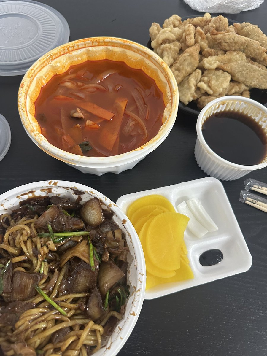 leewonseuk's tweet photo. 탈루스 연말 밋업 상품권 당첨 후기

먼저 밋업 자리에서 무드등과 비슷한 늪을 보유핟고 있다는 인증 과정에서 제뒤에 계신분 중 비슷하다고 외쳐주신 분에게 감사하다는 말씀 드립니다!

야핑 디톡스 중이지만 @Talus_Labs  밋업에서 선공개 되었던 단기 Blitz 야핑에 한 번 도전해 보려고 했는데 기존에도 간신히 400등대를 유지했던 터라 단기 야핑 공개되자마자 바로 리더보드 아웃되어버리더라구요?

그래서 깔끔하게 포기했습니다.

오늘 운동도 깔끔하게 포기하고 상품권으로 중국집 파티했습니다.

원래 계획은 저녁 먹고 운동을 가는거였지만
1시간 반이 지나도 오지 않는 음식과 식당에 전화해도 수화기를 들어놨는지 1초도 쉬지 않고 통화중이었던 탓에 주문한지 2시간만에 주문취소를 하려던 찰나에 귀신같이 식당에서 전화가 와서 누락됐다고 주문취소 or 빠르게 조리 및 배달 택1 하라길래 다른곳에서 다시 주문하기도 귀찮고 화내자니 음식에 침이라도 뱉을까봐 상냥한 말투로 천천히 맛있게 부탁드린다고 하고 끝내 음식 받고 잘 먹었습니다.

다먹고 나니 11시라 운동은 강제 포기!!
하지만 @Talus_Labs 덕분에 배부르고 등따시니 아주 꿀잠 잘 것 같습니다.
아마 내일 얼굴은 잔뜩 붓겠지만 행복합니다.

오늘 하루 다들 고생하셨습니다.
좋은밤 좋은꿈 안녕~
#Talus
