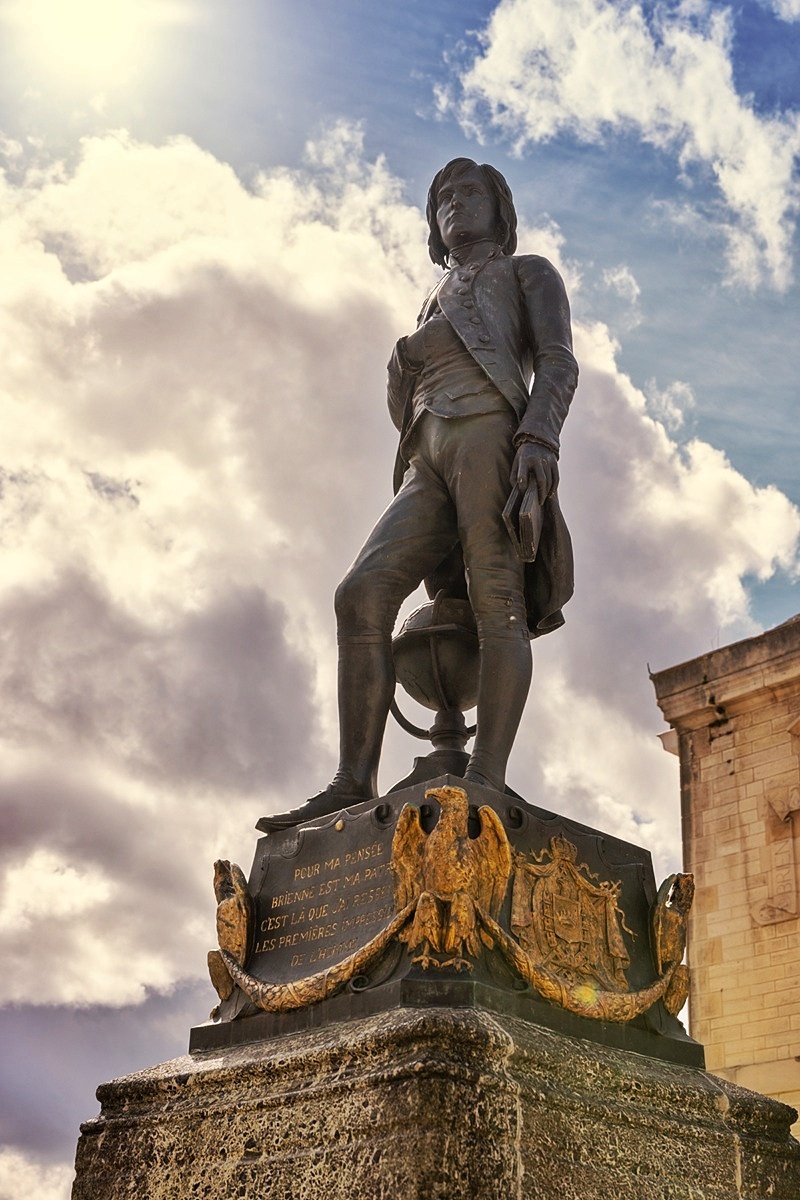 🟠 𝗘𝗻 𝗺𝗮𝗷𝗲𝘀𝘁𝗲 ! 🎓 
Réalisée en 1855, la célèbre statue de #BrienneleChateau représente Napoléon à l'âge de 15 ans en costume de l'école militaire ! 👏 

« Pour ma pensée, Brienne est ma patrie, c’est là que j’ai ressenti, les premières impressions de l’homme. » 🙏