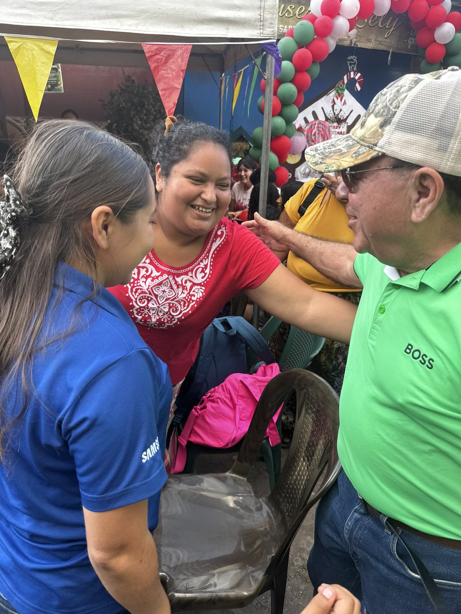REYNALDOCARB's tweet photo. Qué alegría ver la Ex Línea Férrea tan llena de familias compartiendo una hermosa tarde navideña.  Santa y Mamá Claus llegaron para regalar sonrisas y momentos inolvidables a nuestros niños. Gracias por acompañarnos y vivir juntos el espíritu de la Navidad 🤶 🎅🏻 https://t.co/B9JY0lgUiP