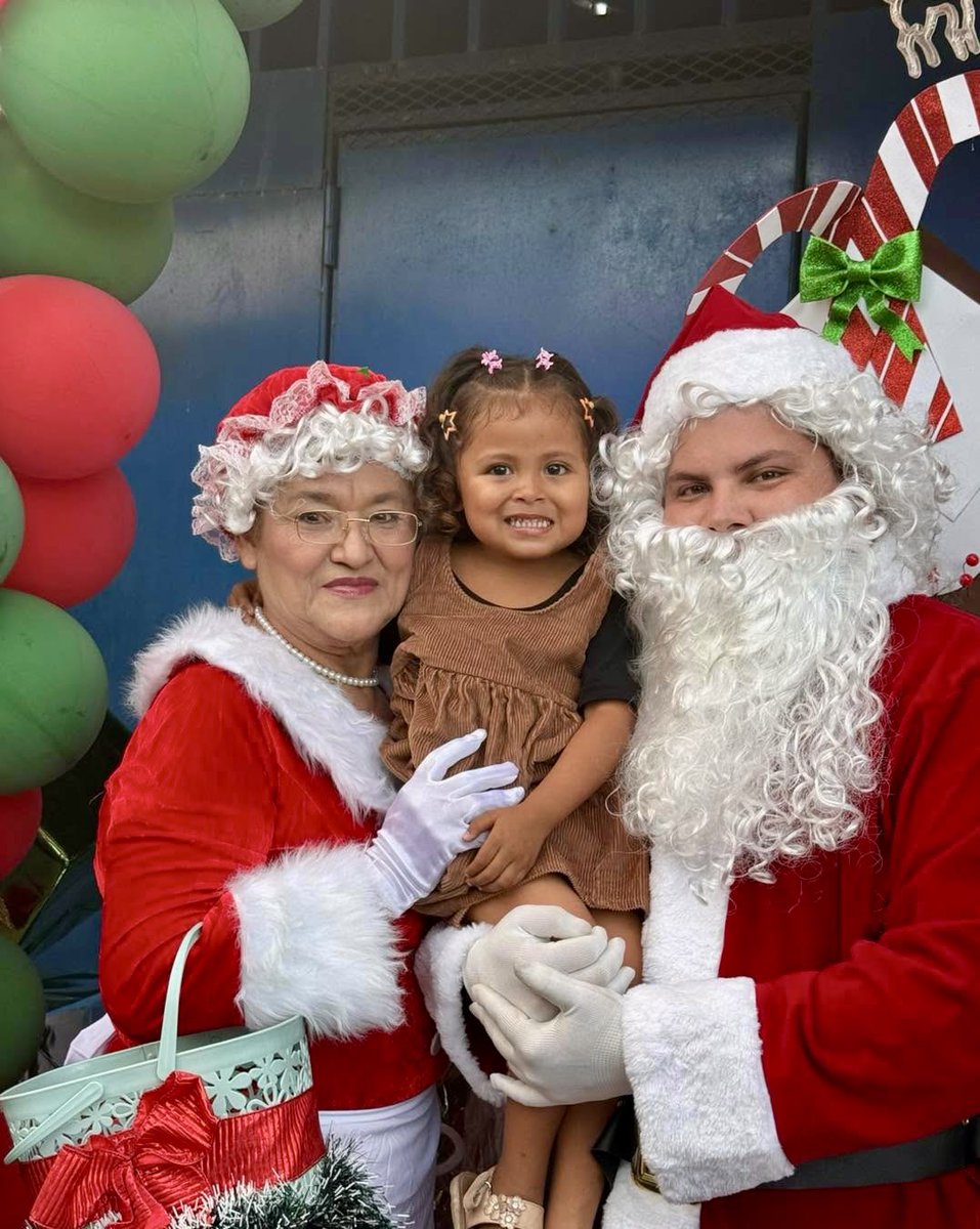 Qué alegría ver la Ex Línea Férrea tan llena de familias compartiendo una hermosa tarde navideña.  Santa y Mamá Claus llegaron para regalar sonrisas y momentos inolvidables a nuestros niños. Gracias por acompañarnos y vivir juntos el espíritu de la Navidad 🤶 🎅🏻
