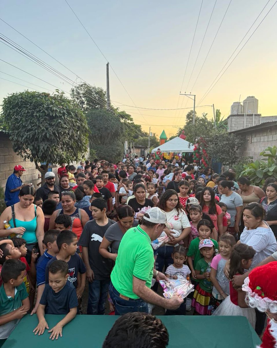 REYNALDOCARB's tweet photo. Qué alegría ver la Ex Línea Férrea tan llena de familias compartiendo una hermosa tarde navideña.  Santa y Mamá Claus llegaron para regalar sonrisas y momentos inolvidables a nuestros niños. Gracias por acompañarnos y vivir juntos el espíritu de la Navidad 🤶 🎅🏻 https://t.co/B9JY0lgUiP