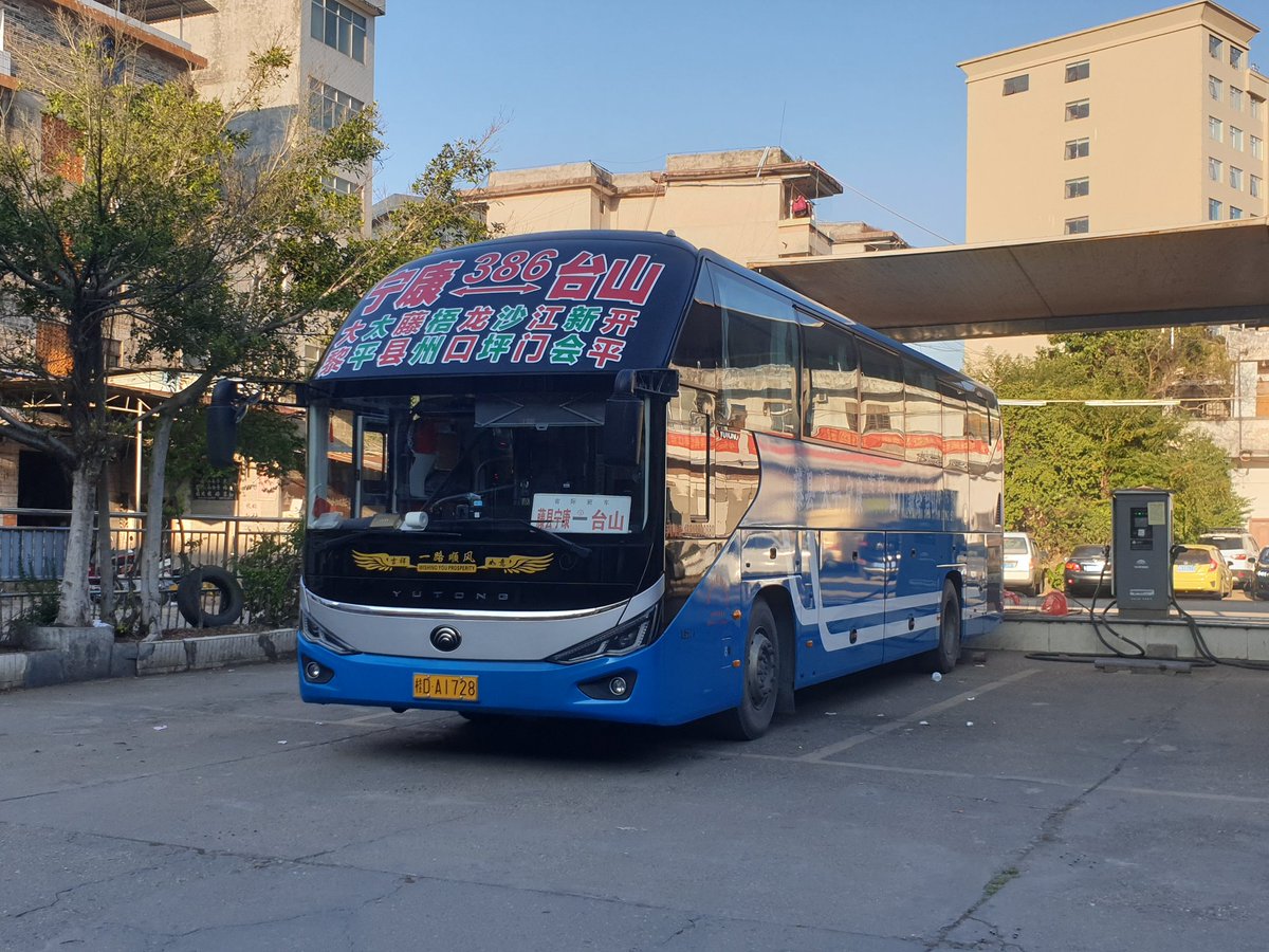 SK5102GP's tweet photo. #梧州 #wuzhou #bus #藤县 你今夜添了新岁 https://t.co/l0Q2cXDllR