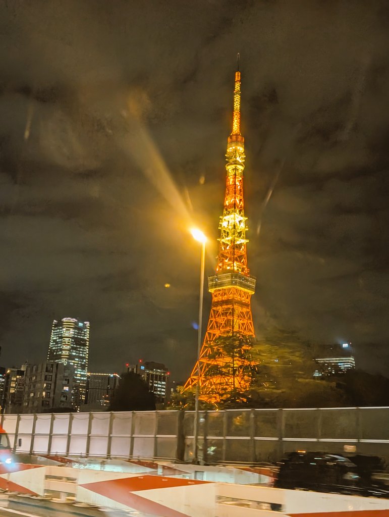 miumiumi37's tweet photo. 今夜は素の永ちゃんを数々観られた感じがして楽しかったな
武道館はやっぱり違う
あの雰囲気最高
歌声も仕草もかっこいい
最後泣いた…強く握りしめた拳が語ってる気がしたよ

いっぱい元気を貰ってきたから
頑張れる
私の永ちゃんライブは今日で終わり
またいつか…
＃矢沢永吉
#武道館 https://t.co/AvKUusO3ca