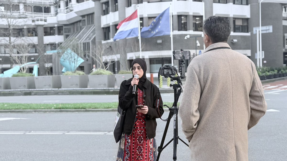 BNMNederland's tweet photo. BNM Nederland hield op 10 december (Mensenrechtendag) een protest voor het Nederlandse parlement.
Tijdens de actie deelden we pamfletten uit om het publiek te informeren over de ernstige mensenrechtenschendingen in bezet Balochistan door Pakistan.
#HumanRightsDay #BNM https://t.co/B7GFSLQ3fh