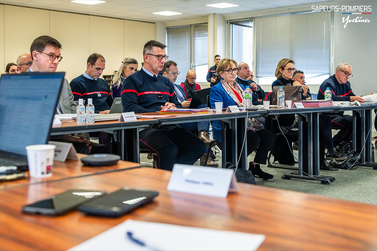pompiers78's tweet photo. #Instance | Ce matin s’est tenu le dernier #CASDIS des @pompiers78 de l’année 2025 au Centre de formation départemental

👥 La séance était présidée par Madame Suzanne JAUNET (@sir_rodin78), présidente du CASDIS, en présence de Madame Aude Plumeau, Directrice de cabinet du @Prefet78, du contrôleur général @stephanemillot, directeur départemental des @pompiers78 et de son adjoint, le colonel Frédéric LELIEVRE.

📝  Parmi les nombreux sujets à l’ordre du jour :
🔹 le budget primitif 2026
🔹 les subventions aux associations
🔹 la tarification des prestations effectuées par le SDIS
🔹 la mise à jour des conditions de la participation aux frais des bénéficiaires d’interventions distinctes de l’urgence et de la nécessité publique
🔹 la modification de l’organigramme du SDIS des Yvelines
🔹 le plan de formation 2026 et la révision des coûts de formation
🔹 le plan d’équipement 2026
🔹 la modification de la dotation organique
🔹 une motion sur les conséquences du non-paiement des carences ambulancières sur le fonctionnement du SDIS des Yvelines