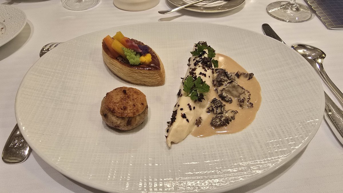 Made a quick pit stop in Lyon to get lunch. Omw back to paris for the rest of the week #TFTParisOpen