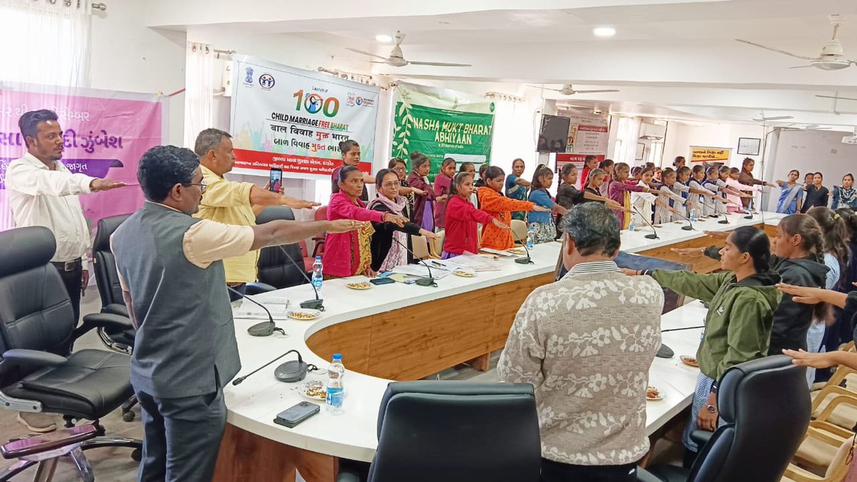 *દેવગઢ બારીયા તાલુકાની વિદ્યાર્થીનીઓએ જિલ્લા કલેકટરશ્રી યોગેશ નિરગુડે સાથે કર્યો સંવાદ*
આંતરરાષ્ટ્રીય મહિલા હિંસા નાબુદી પખવાડિયા અંતર્ગત દેવગઢ બારીયા તાલુકામાં આનંદી અને દેવગઢ મહિલા સંગઠન દ્વારા વિવિધ કાર્યક્રમોનું આયોજન*@InfoGujarat <a href="/CollectorDahod/">Collector Dahod</a> <a href="/DahodDdo/">DDO Dahod</a>