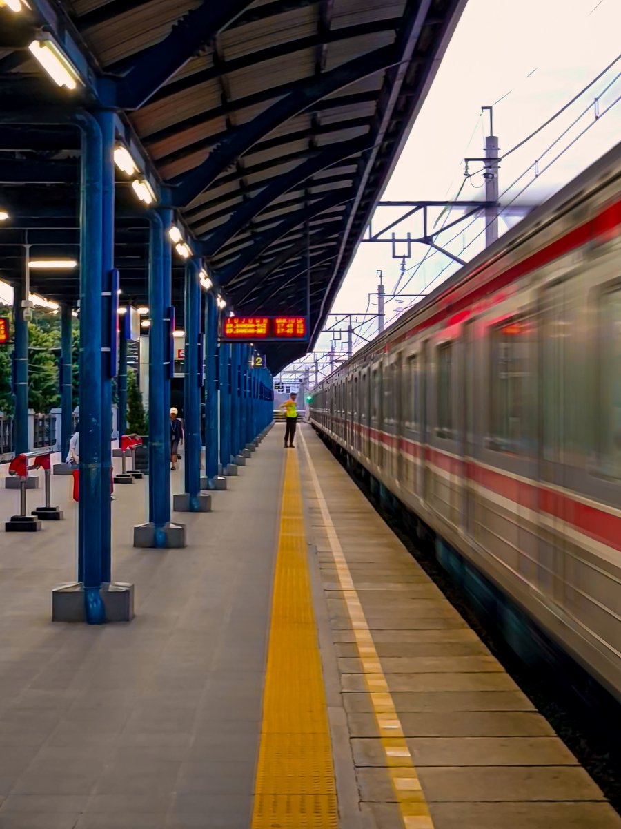 fazri91's tweet image. Tahun 2025 sudah di penghujung. Menyambut 2026, ada target dan resolusi? Dua kata itu sudah lenyap lama sekali. Hidup saat ini hanya berjuang untuk tetap bisa menyambung nyawa dari hari ke hari.

📱: #withGalaxy @samsungID #GalaxyS23 
      @Snapdragon 8 Gen 2 for Galaxy

#SMID