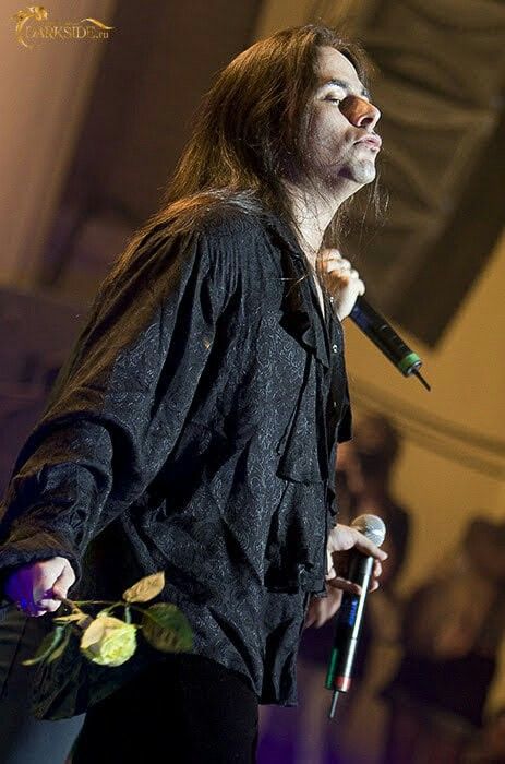 o "rei" da música nacional que querem que eu engula // o verdadeiro rei da música nacional