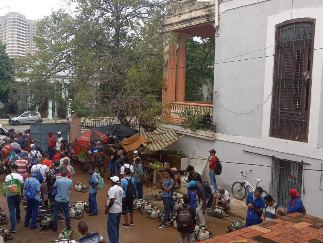 Como cada día, amanecemos intercambiando con los hombres que participan en la batalla de la fumigación.
Hoy es el Día Universal de los Derechos Humanos.
Revolución es ser tratado y tratar a los demás como seres humanos.
#PlazaEnElCorazón 
#CubanosConDerechos 
#CubaVencerá